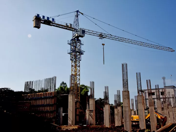 Khung bê tông tầng thấp với cần cẩu tháp