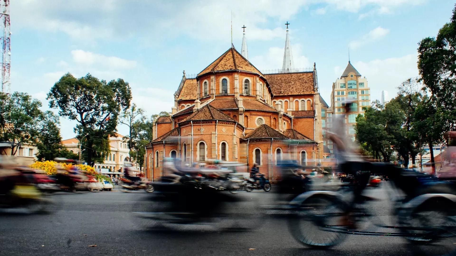 Nhà thờ Đức Bà giữa dòng xe máy nhộn nhịp trên đường phố Sài Gòn
