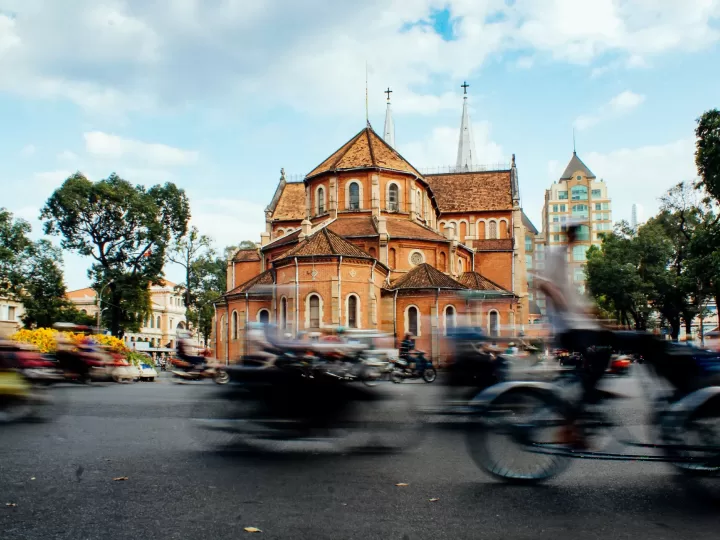 Nhà thờ Đức Bà giữa dòng xe máy nhộn nhịp trên đường phố Sài Gòn