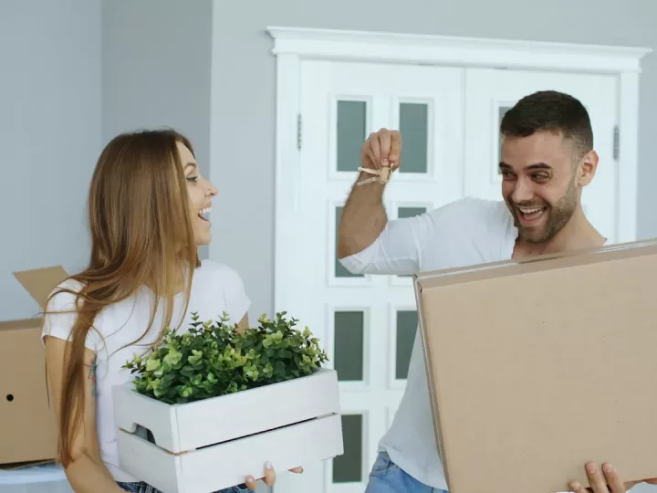 Cặp vợ chồng trẻ vui vẻ chuyển vào căn hộ mới