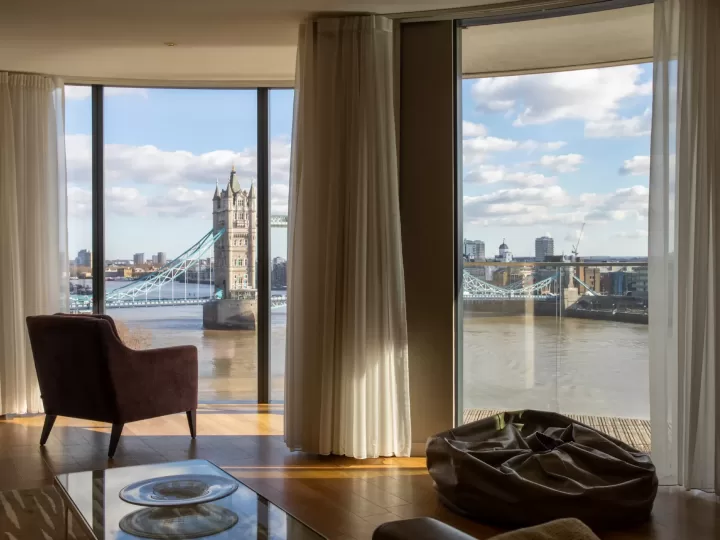 Phòng khách penthouse rộng với cửa kính lớn nhìn ra thành phố