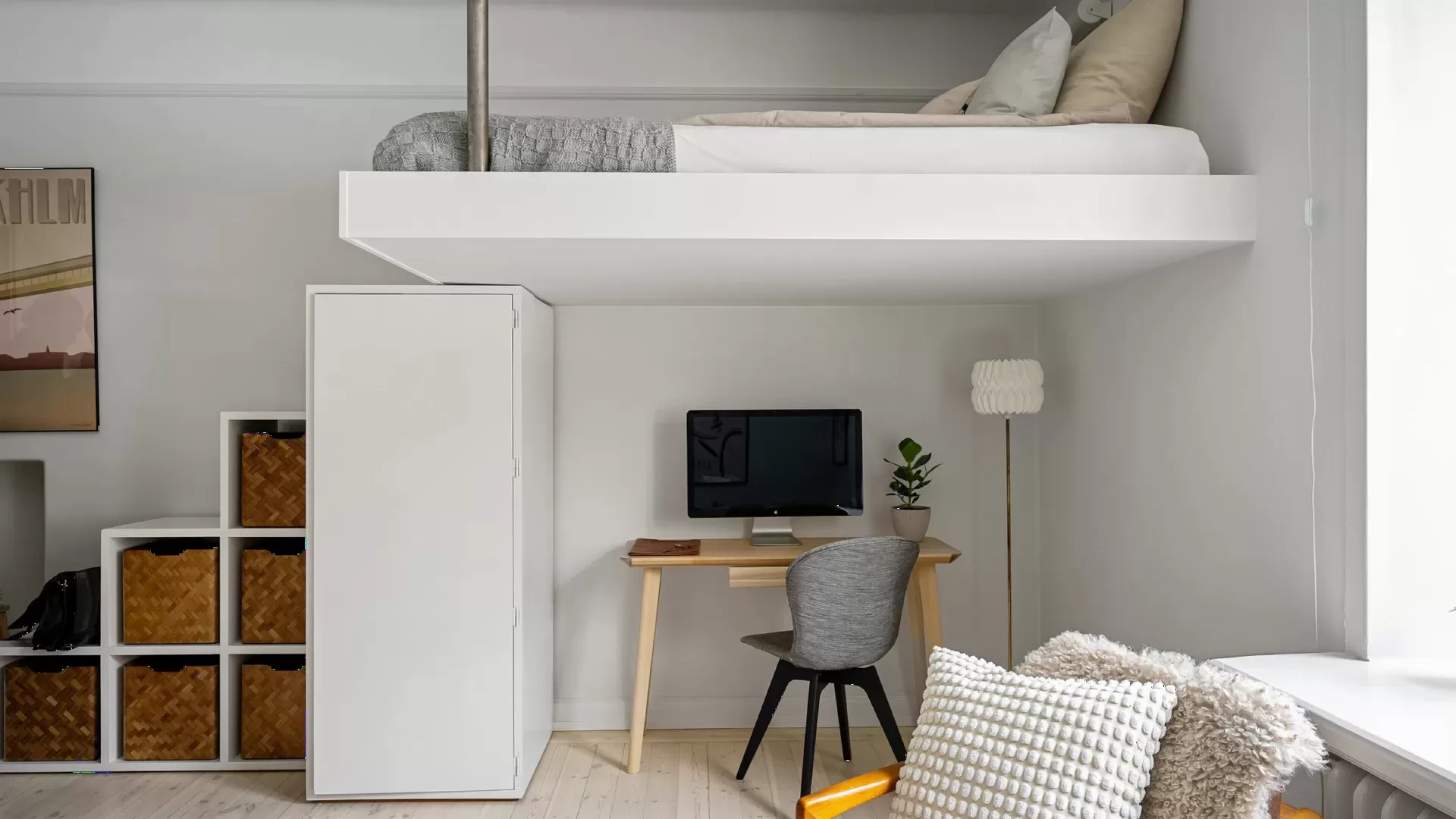Căn hộ studio nhỏ gọn có giường gác lửng và bàn làm việc