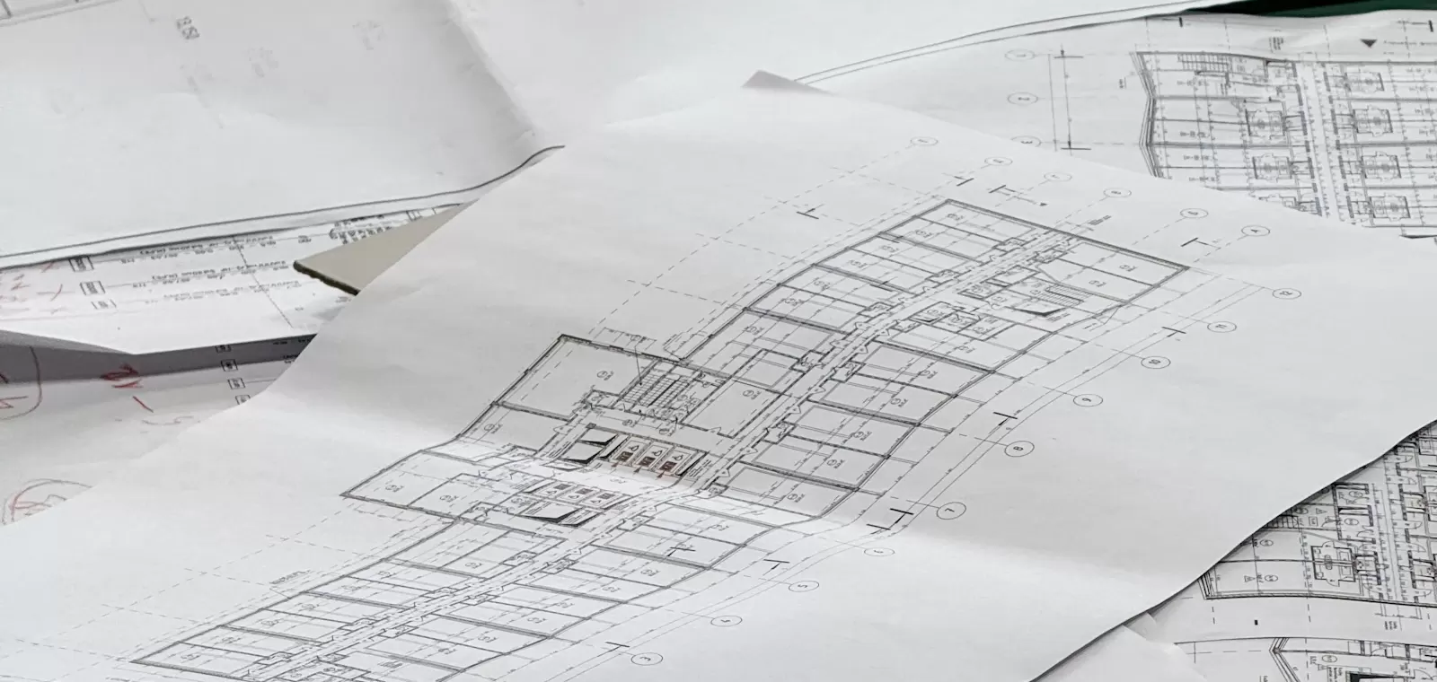 Các bản vẽ kiến trúc trải trên mặt bàn