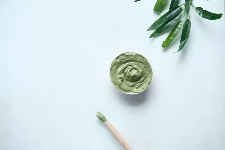 Kết cấu mặt nạ đất sét xanh trong bát nhỏ
