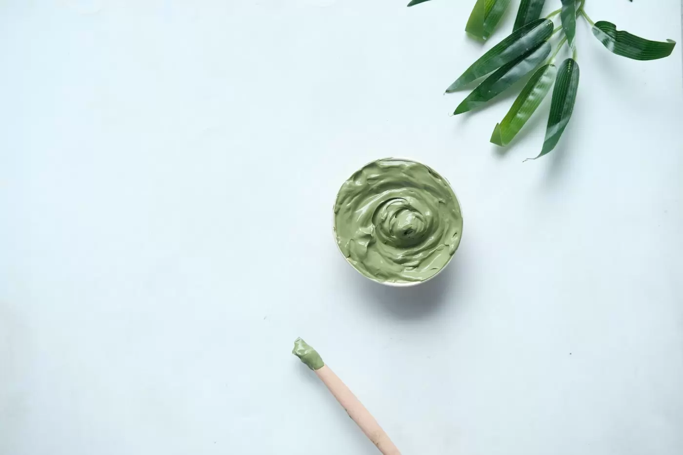 Kết cấu mặt nạ đất sét xanh trong bát nhỏ