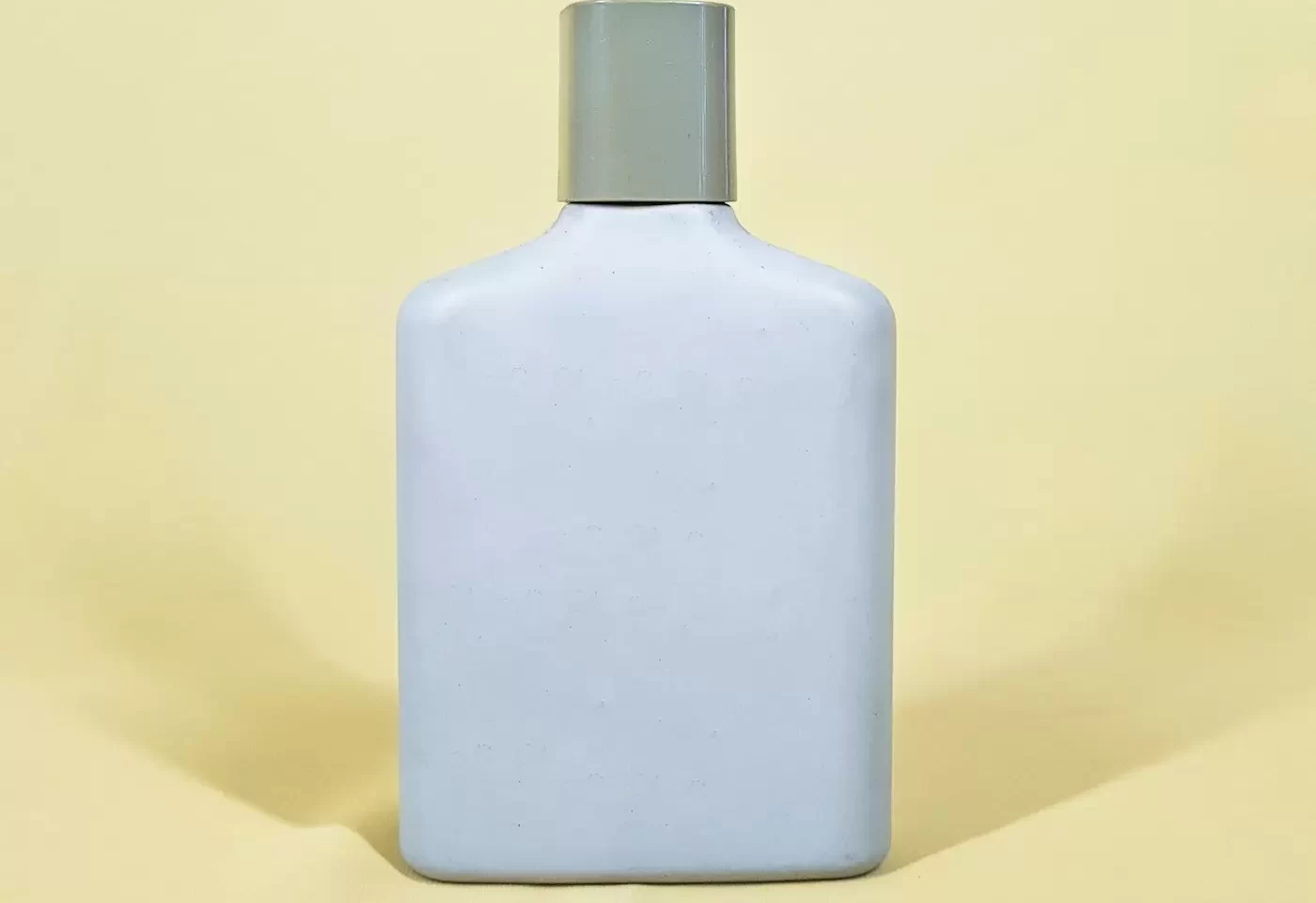 Chai toner nhựa màu xanh nhạt trên nền vàng