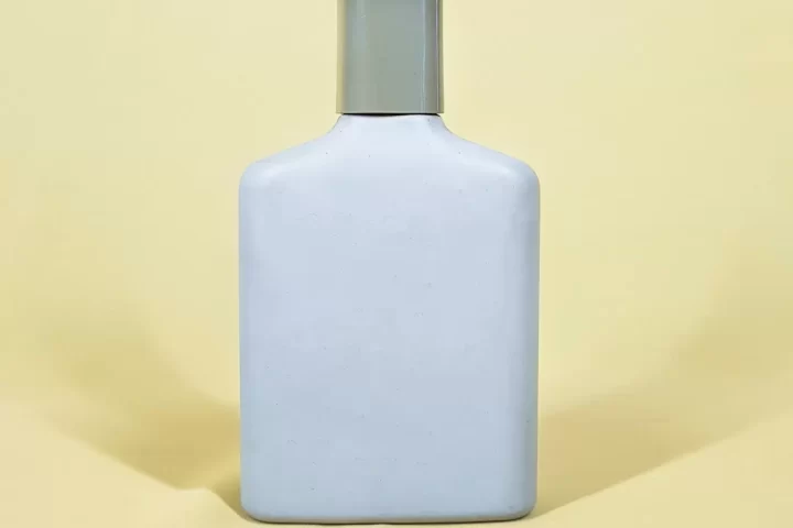Chai toner nhựa màu xanh nhạt trên nền vàng