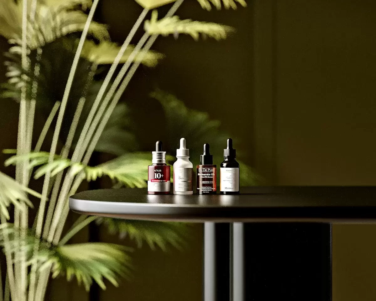 Bốn chai serum nhỏ giọt thủy tinh
