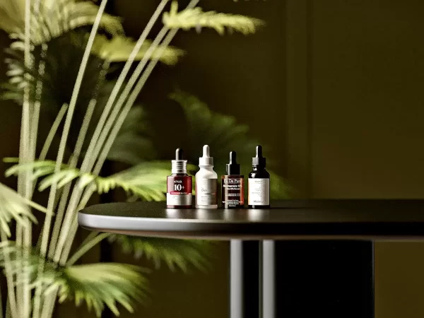 Bốn chai serum nhỏ giọt thủy tinh