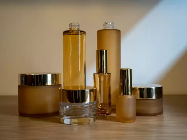 Nhóm chai mỹ phẩm trên bàn gỗ