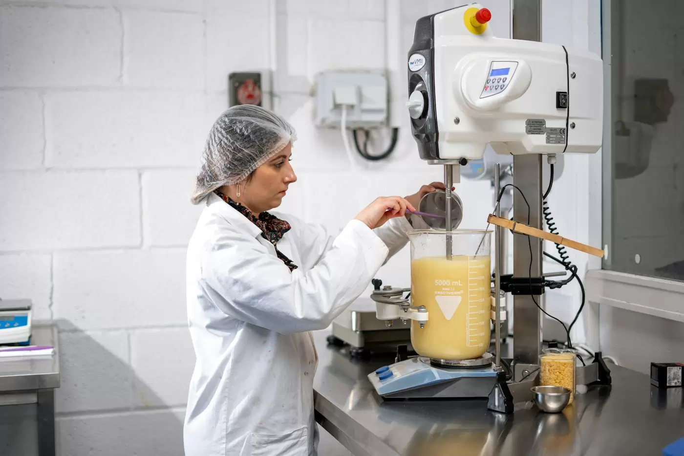 Chuyên viên phòng R&D pha chế mẫu thử trên máy khuấy