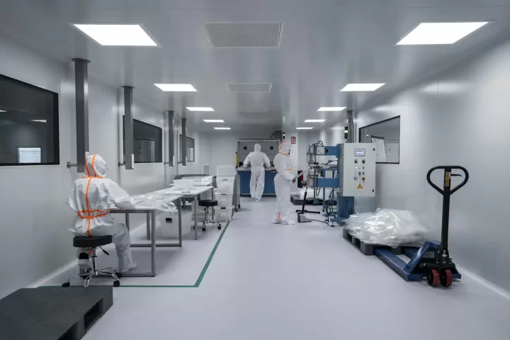 Hành lang khu sản xuất phòng sạch với sàn epoxy và tường panel trắng