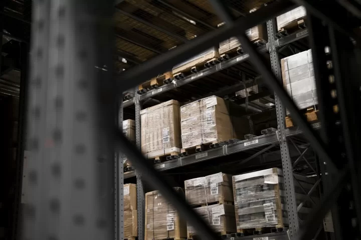Kho hàng với các kệ cao xếp thùng carton và pallet