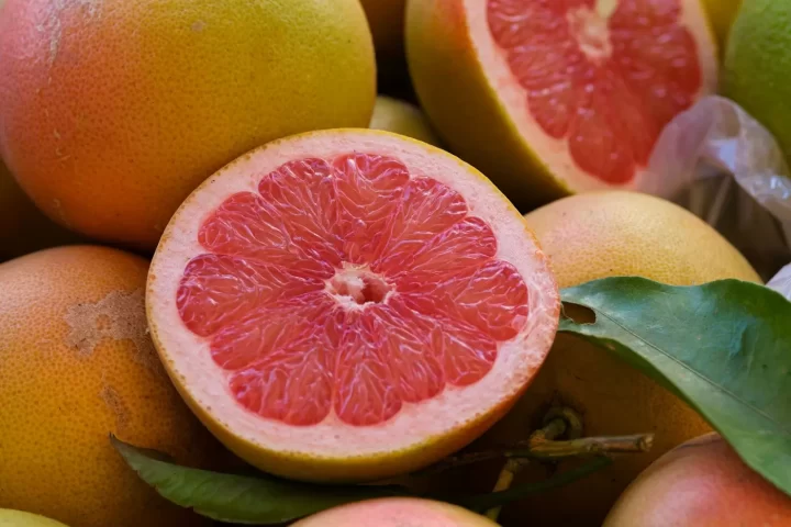 Những quả bưởi, một quả bổ đôi