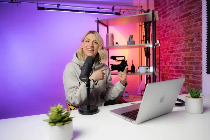 Người sáng tạo nội dung ghi hình trong studio nhỏ
