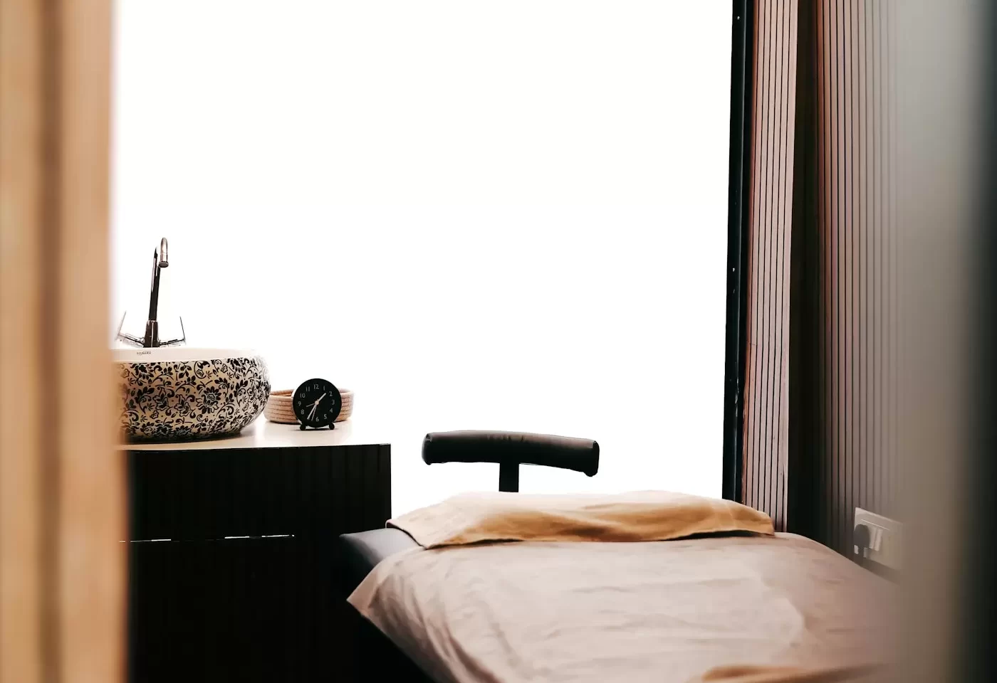Giường massage phủ khăn be trong phòng spa