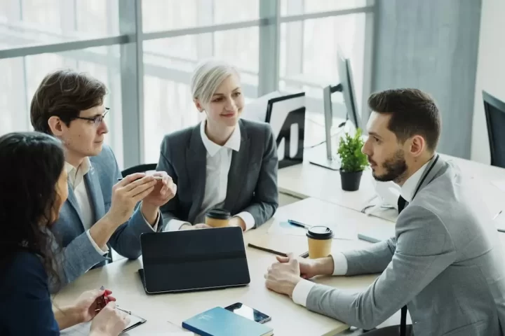 Nhóm doanh nghiệp họp bàn trong văn phòng hiện đại