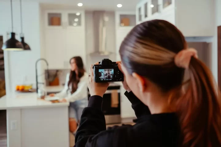 Người sáng tạo nội dung tự quay video trong bếp