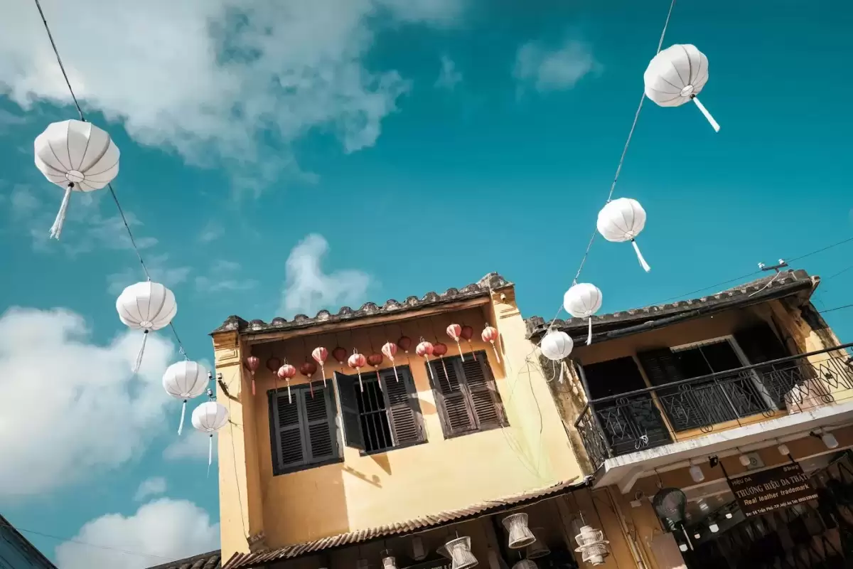 Mặt tiền nhà vàng và đèn lồng trắng ở Hội An, nơi chuỗi GÓC NHỎ bắt đầu từ năm 2019