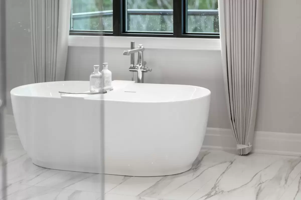 Bồn tắm đứng màu trắng cạnh cửa sổ lớn tại phòng Mây của homestay Đồi Thông Mây Đà Lạt