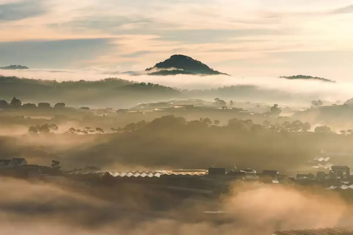 Biển mây và sương mù phủ thung lũng với một ngọn đồi nhô lên lúc sáng sớm ở Đà Lạt
