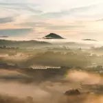 Biển mây và sương mù phủ thung lũng với một ngọn đồi nhô lên lúc sáng sớm ở Đà Lạt