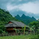 Nhà sàn gỗ truyền thống nằm giữa núi rừng xanh trong thung lũng Du Già, Hà Giang