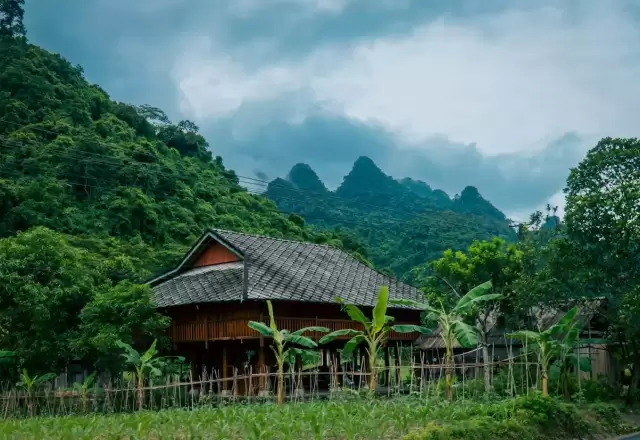 Góc Nhỏ · Du Già Bên Suối – Thung lũng Du Già, cạnh suối và ruộng bậc thang