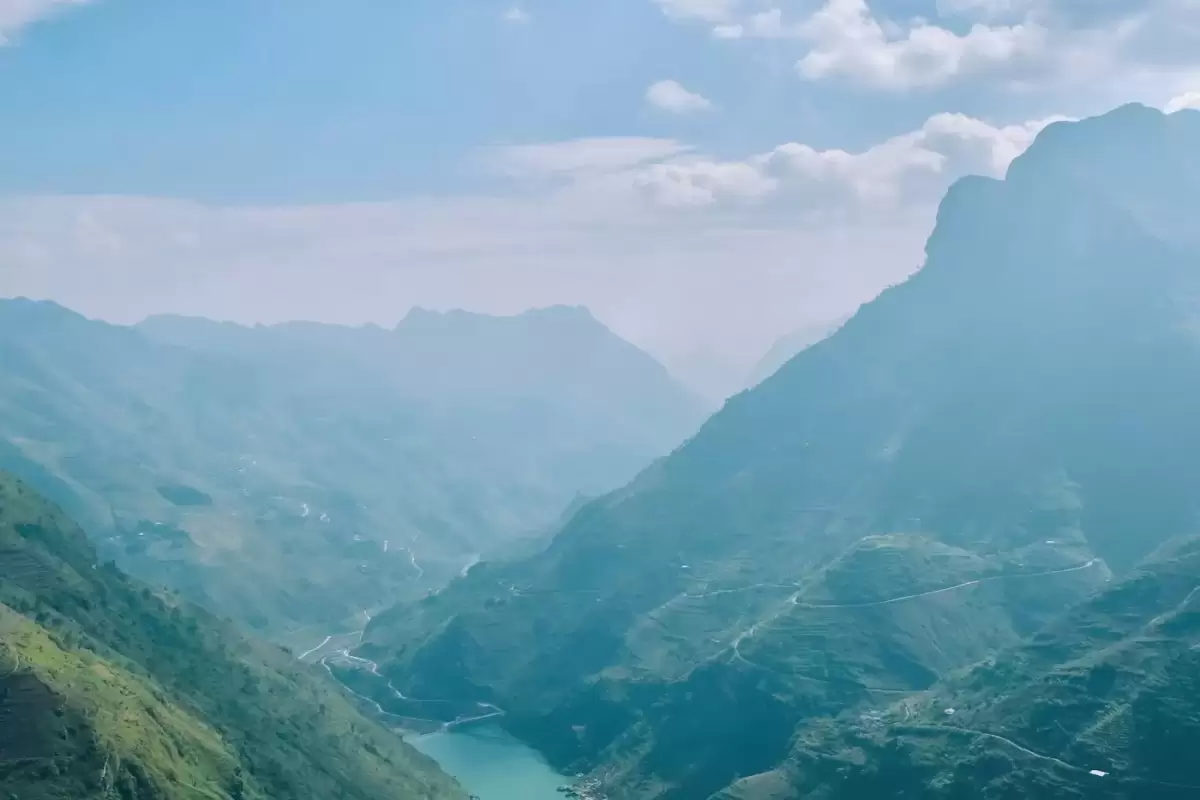 Dòng sông chảy qua thung lũng giữa núi đá ở Hà Giang, gần thung lũng Du Già