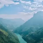 Dòng sông chảy qua thung lũng giữa núi đá ở Hà Giang, gần thung lũng Du Già
