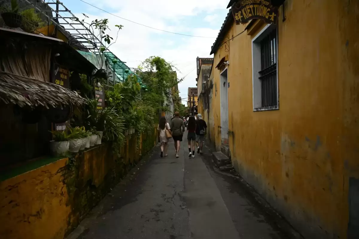 Con hẻm nhỏ hai bên tường vàng rêu phong dẫn ra phố cổ Hội An, cách homestay Hẻm Cau Lầu sáu phút đi bộ