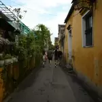 Con hẻm nhỏ hai bên tường vàng rêu phong dẫn ra phố cổ Hội An, cách homestay Hẻm Cau Lầu sáu phút đi bộ