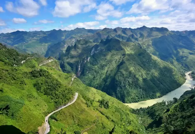 Con đường đèo uốn quanh núi xanh ở cao nguyên đá Hà Giang
