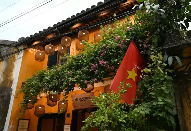 Đèn lồng và mái nhà vàng ở phố cổ Hội An, gần homestay Góc Nhỏ