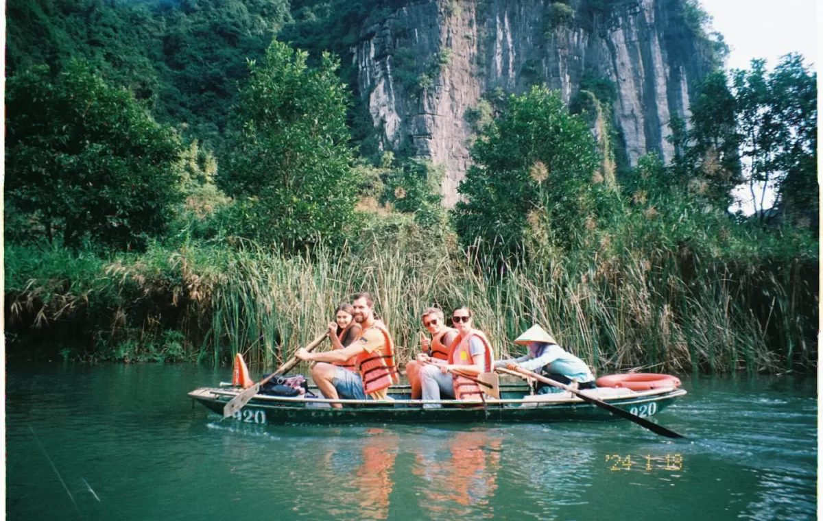 Du khách chèo thuyền giữa núi đá vôi