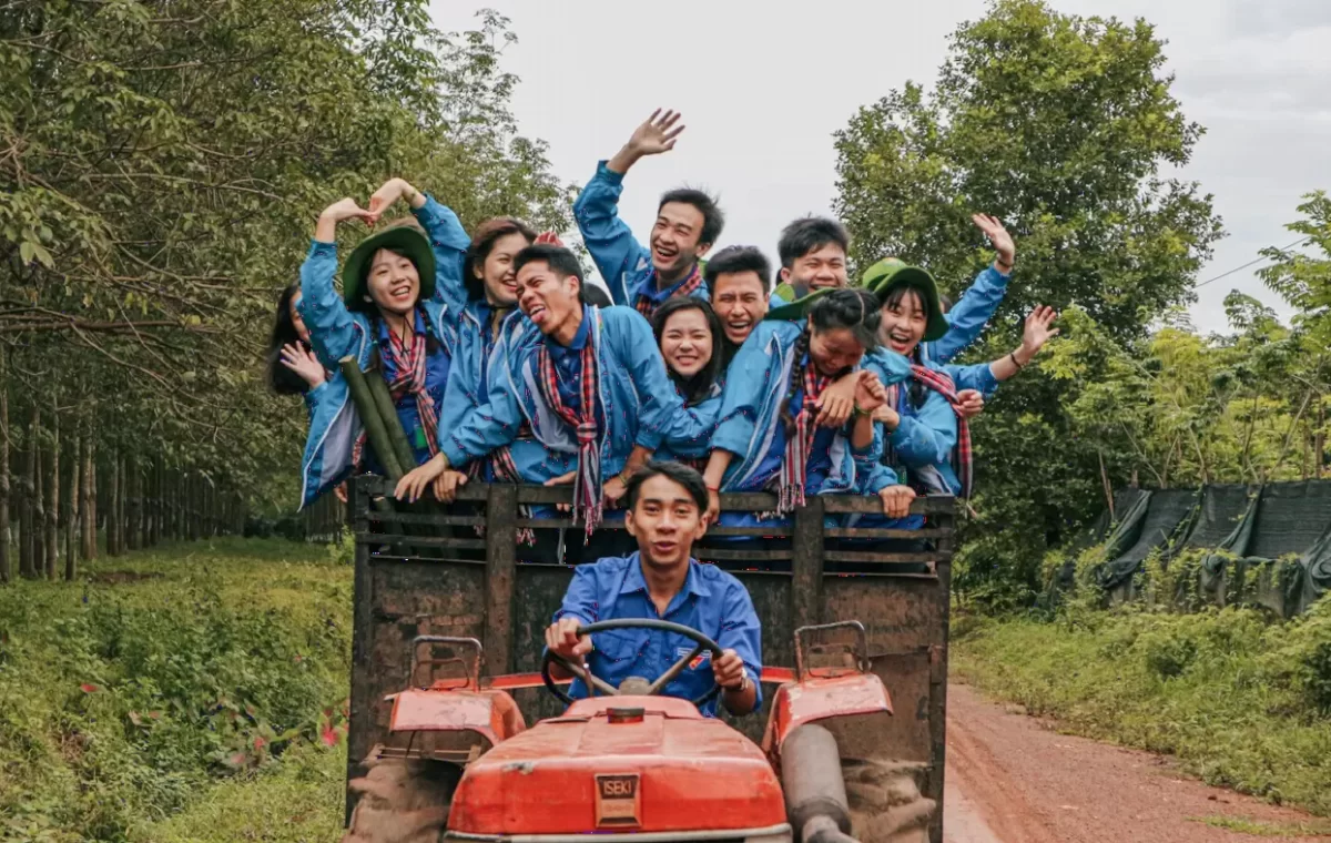 Nhóm bạn trẻ vui vẻ trong chuyến đi