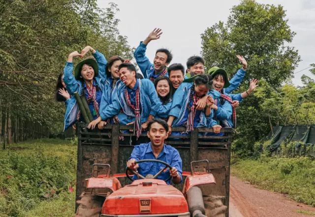 Nhóm bạn trẻ vui vẻ trong chuyến đi