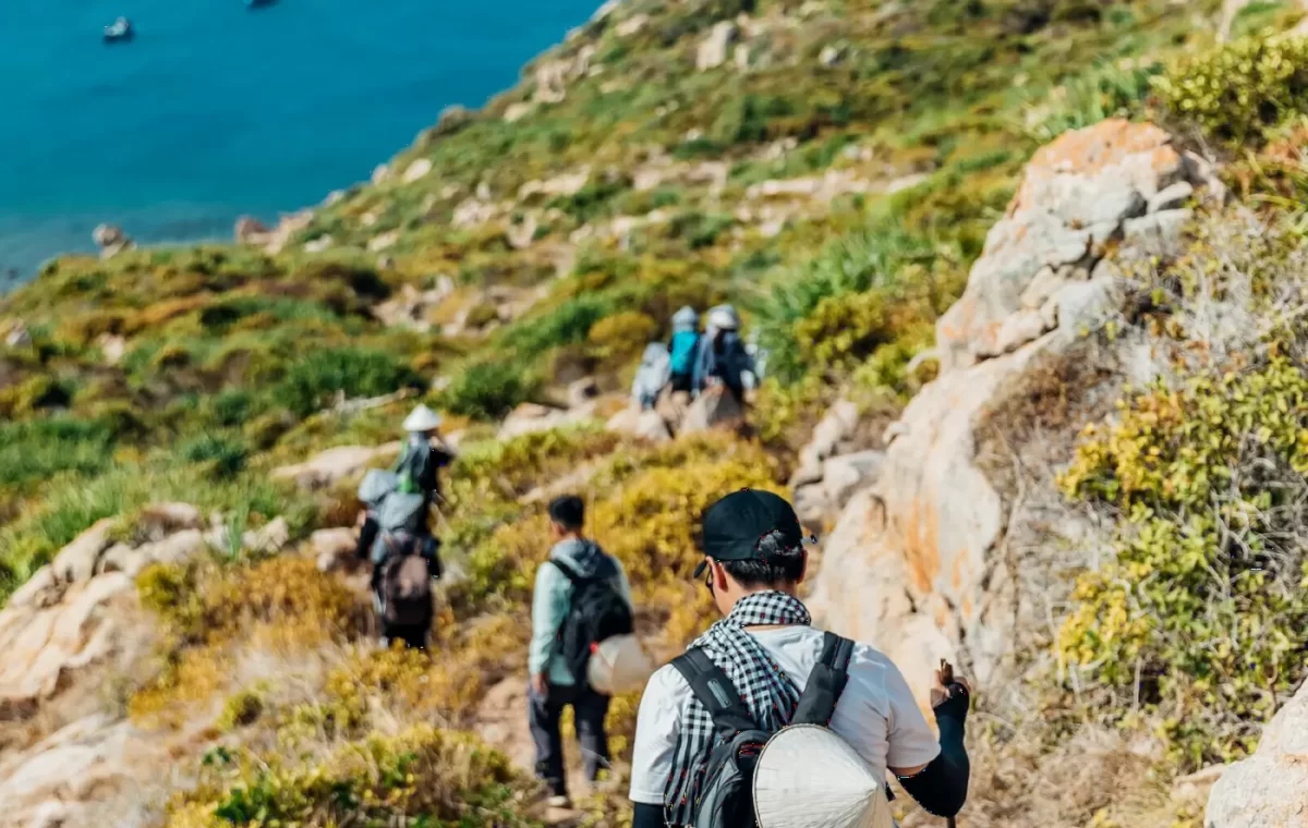 Nhóm du khách leo núi trekking