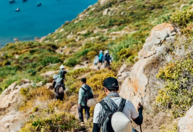 Nhóm du khách leo núi trekking
