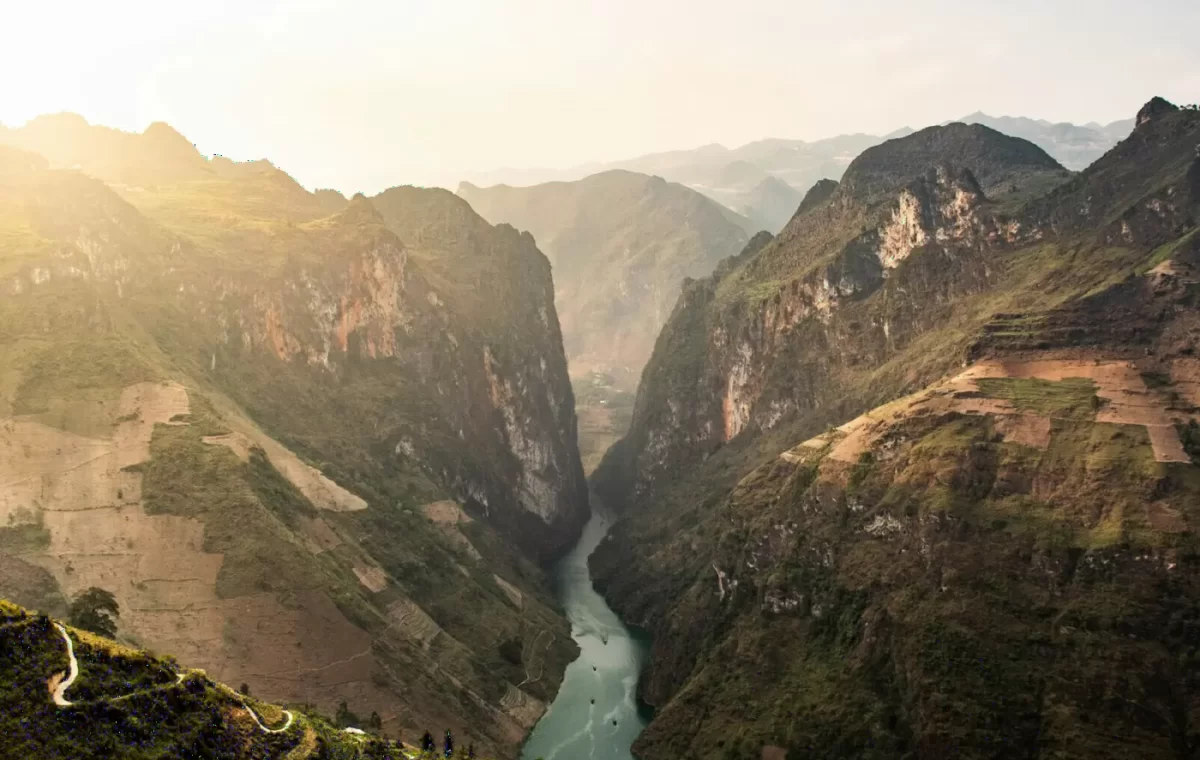Hẻm vực Tây Bắc Hà Giang lúc bình minh