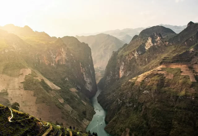 Hẻm vực Tây Bắc Hà Giang lúc bình minh