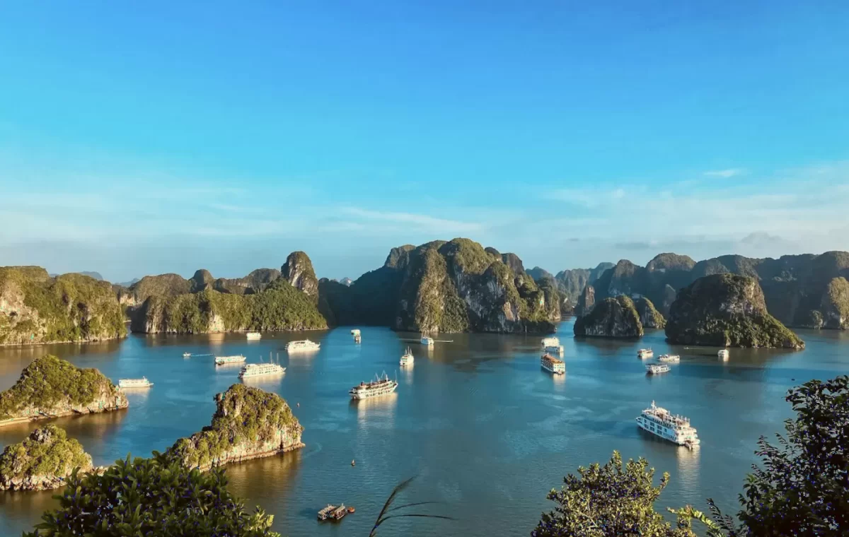 Vịnh Hạ Long với các đảo đá vôi và tàu du lịch trên mặt nước xanh