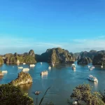 Vịnh Hạ Long với các đảo đá vôi và tàu du lịch trên mặt nước xanh