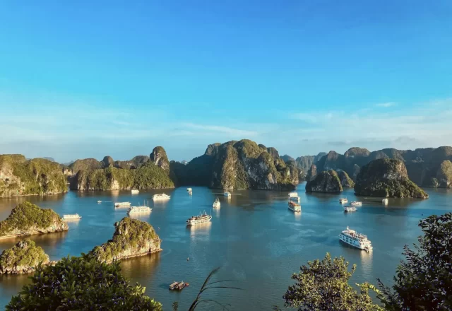 Vịnh Hạ Long với các đảo đá vôi và tàu du lịch trên mặt nước xanh