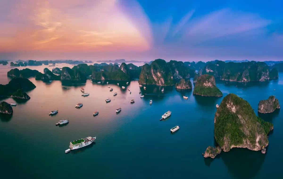 Hoàng hôn nhuộm hồng mặt nước vịnh Hạ Long