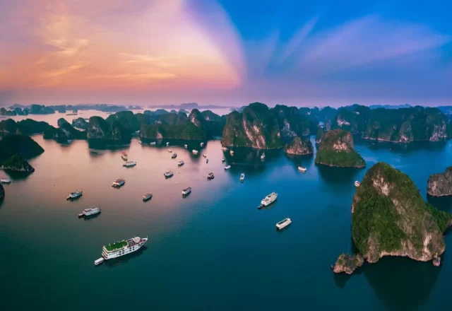 Hoàng hôn nhuộm hồng mặt nước vịnh Hạ Long