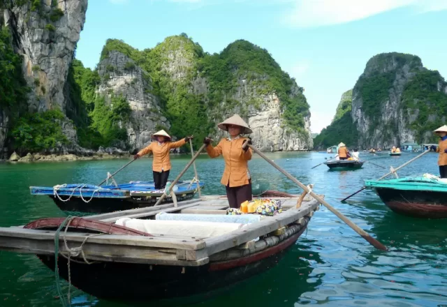 Người dân chèo thuyền trên vịnh Hạ Long