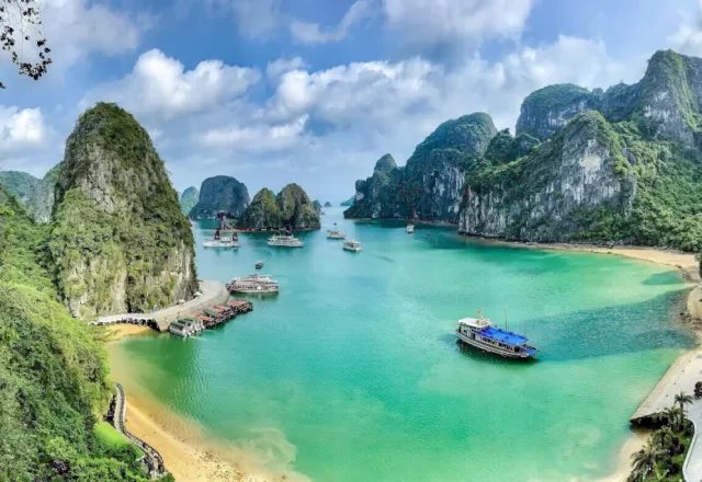 Đảo đá vôi và làn nước xanh ngọc ở Hạ Long