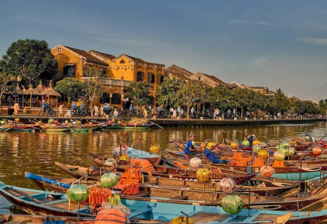 Phố cổ Hội An bên bờ sông Hoài lúc hoàng hôn
