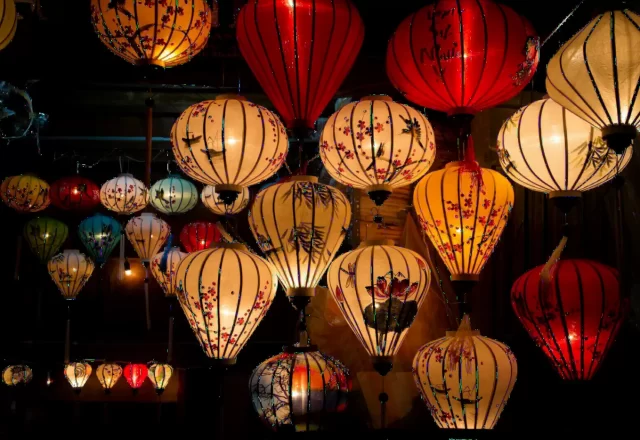 Đèn lồng đủ màu rực rỡ ở phố cổ Hội An